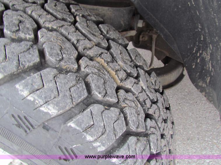 image for item B7100 2001 Dodge Ram 2500 pickup truck