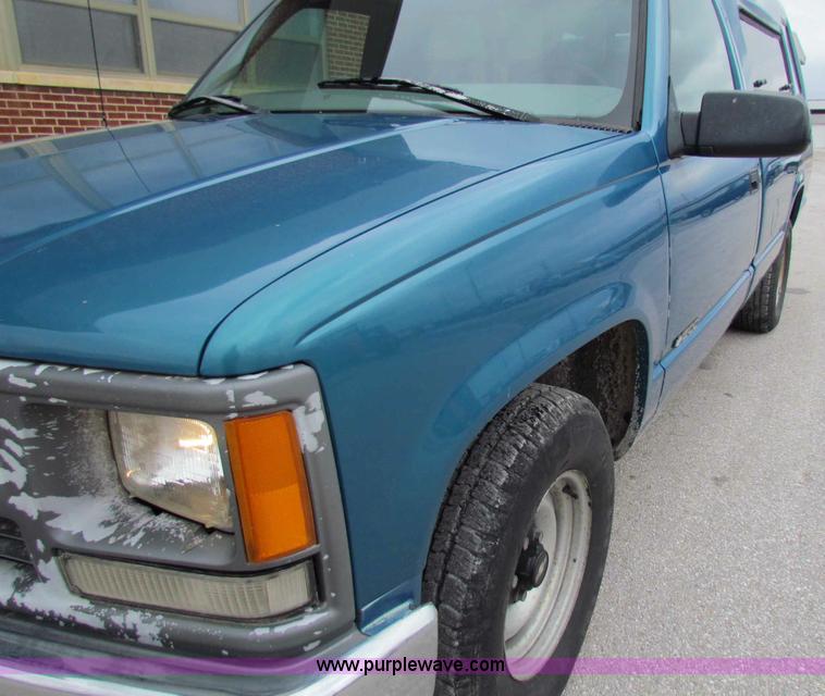image for item B7101 1997 Chevrolet C1500 pickup truck