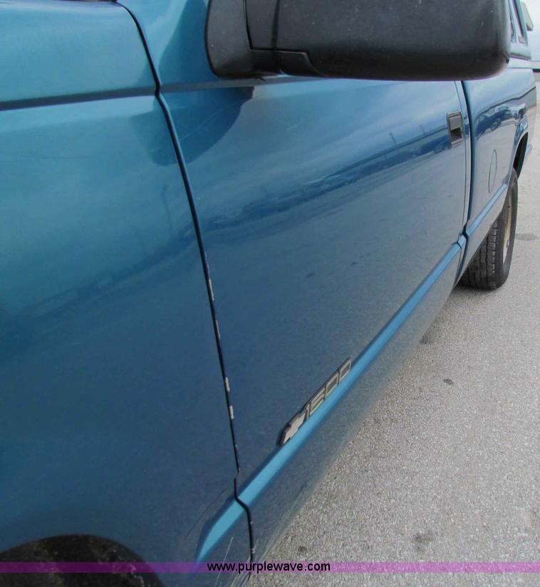 image for item B7101 1997 Chevrolet C1500 pickup truck
