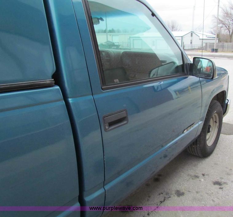 image for item B7101 1997 Chevrolet C1500 pickup truck