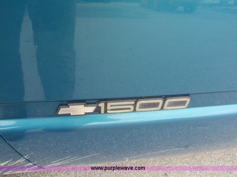 image for item B7101 1997 Chevrolet C1500 pickup truck