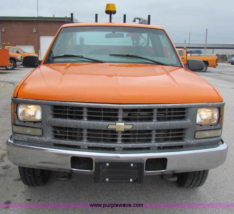 image for item B7106 1999 Chevrolet C2500 pickup truck