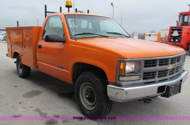 image for item B7106 1999 Chevrolet C2500 pickup truck