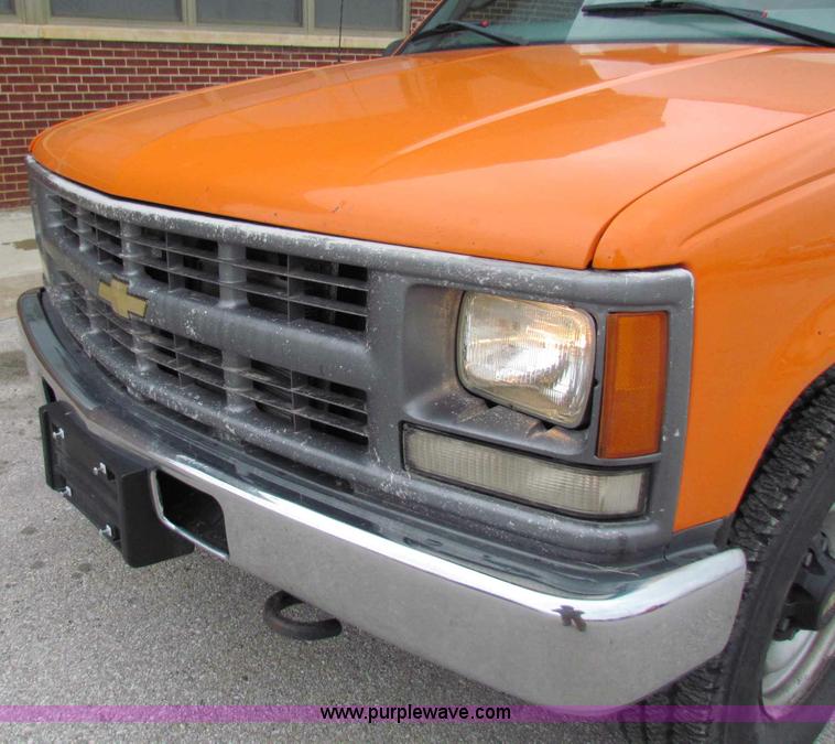 image for item B7106 1999 Chevrolet C2500 pickup truck
