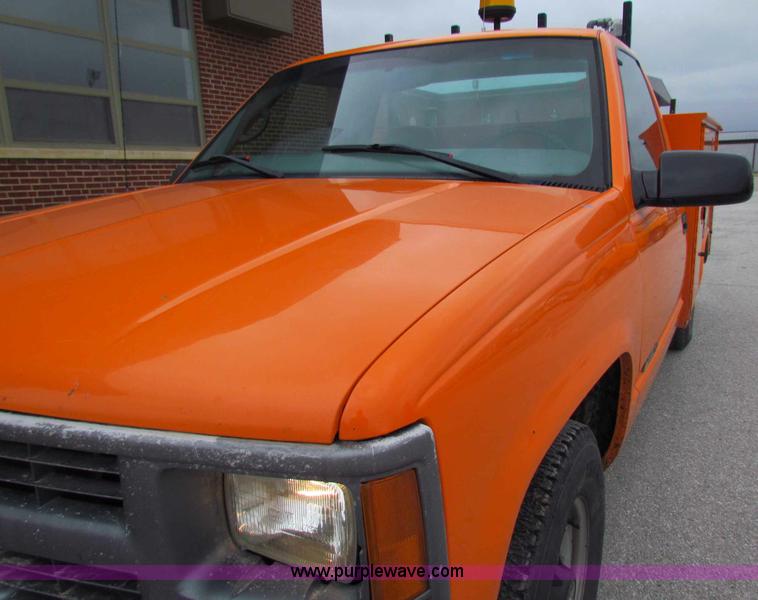image for item B7106 1999 Chevrolet C2500 pickup truck