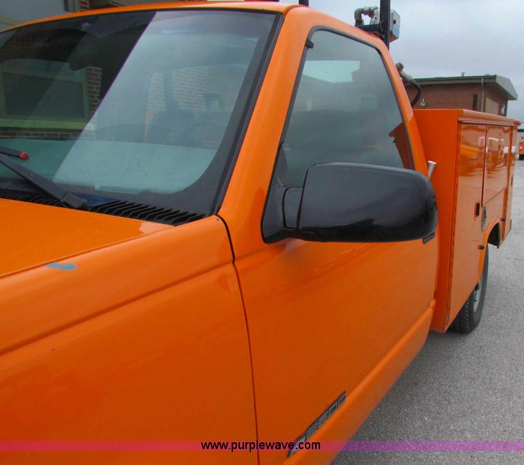 image for item B7106 1999 Chevrolet C2500 pickup truck
