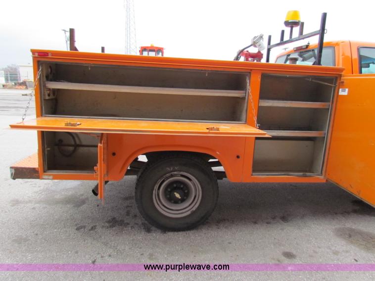 image for item B7106 1999 Chevrolet C2500 pickup truck