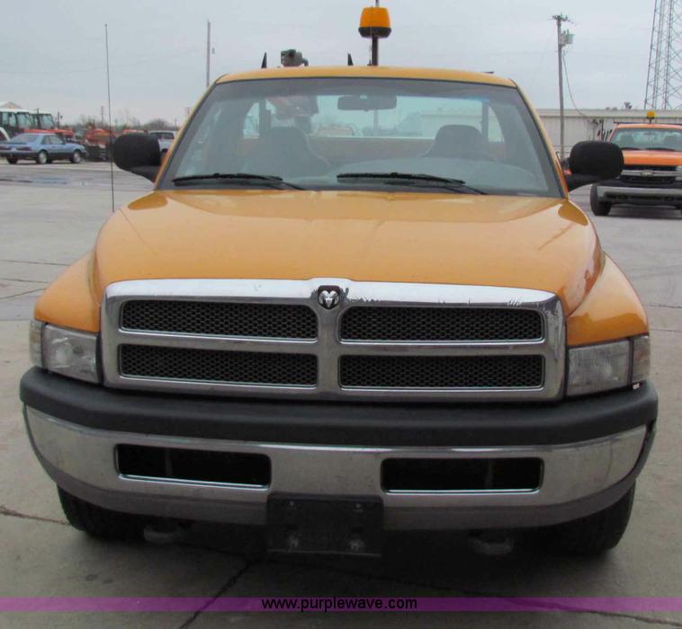 image for item B7108 2001 Dodge Ram 2500 pickup truck