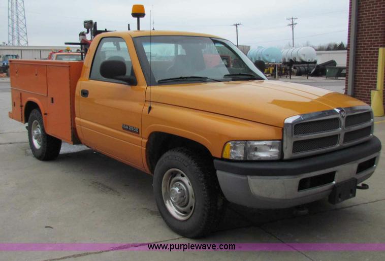 image for item B7108 2001 Dodge Ram 2500 pickup truck