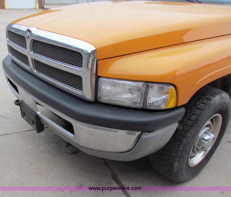 image for item B7108 2001 Dodge Ram 2500 pickup truck