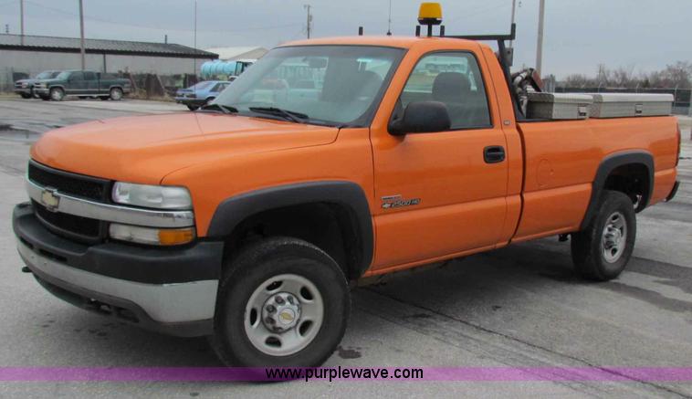 image for item B7109 2002 Chevrolet Silverado C2500HD pickup truck