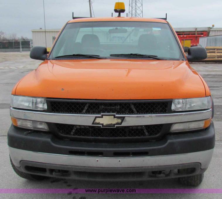 image for item B7109 2002 Chevrolet Silverado C2500HD pickup truck