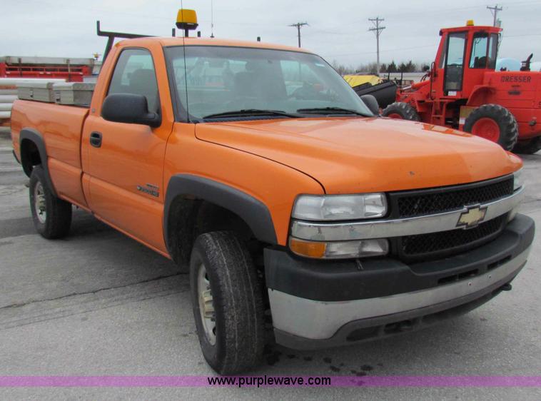image for item B7109 2002 Chevrolet Silverado C2500HD pickup truck