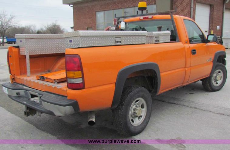 image for item B7109 2002 Chevrolet Silverado C2500HD pickup truck