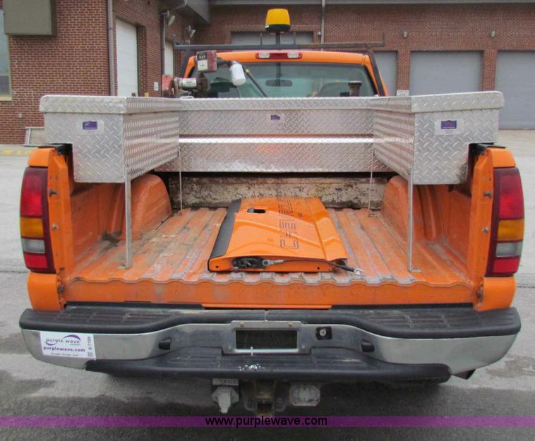 image for item B7109 2002 Chevrolet Silverado C2500HD pickup truck