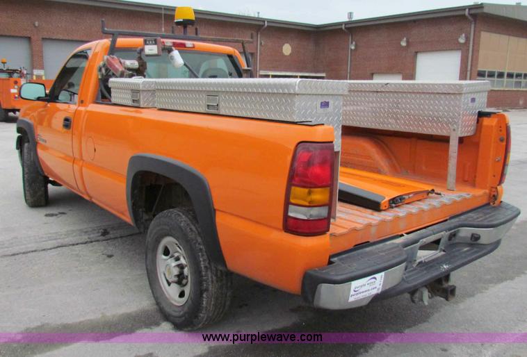 image for item B7109 2002 Chevrolet Silverado C2500HD pickup truck