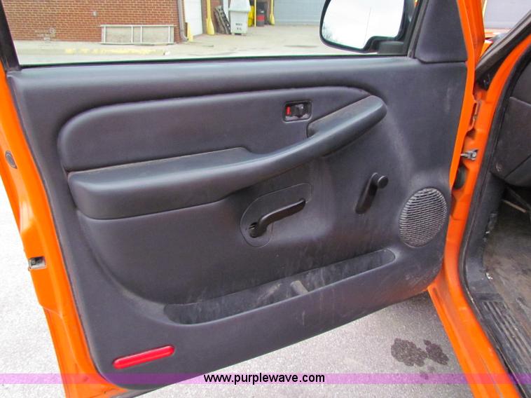 image for item B7109 2002 Chevrolet Silverado C2500HD pickup truck