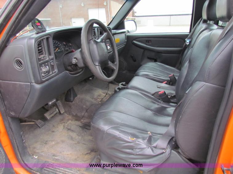 image for item B7109 2002 Chevrolet Silverado C2500HD pickup truck