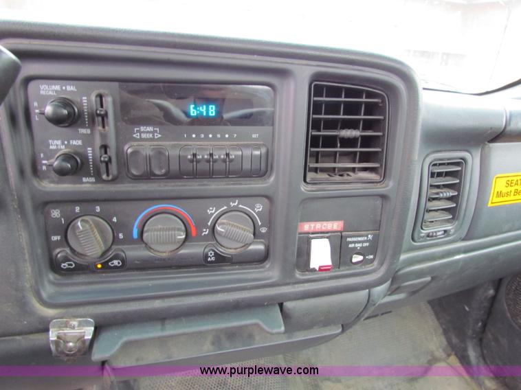 image for item B7109 2002 Chevrolet Silverado C2500HD pickup truck