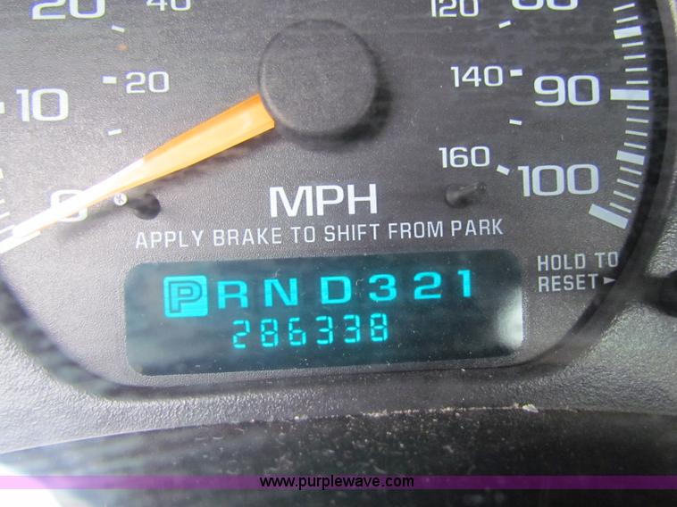 image for item B7109 2002 Chevrolet Silverado C2500HD pickup truck