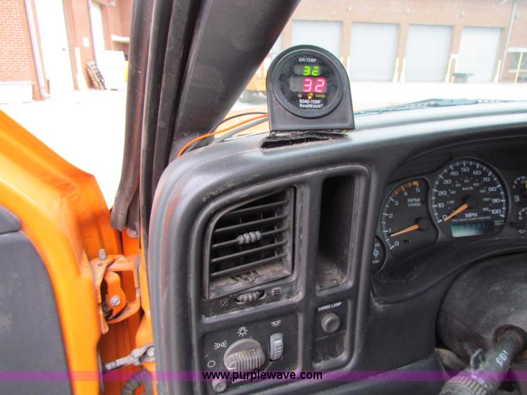 image for item B7109 2002 Chevrolet Silverado C2500HD pickup truck