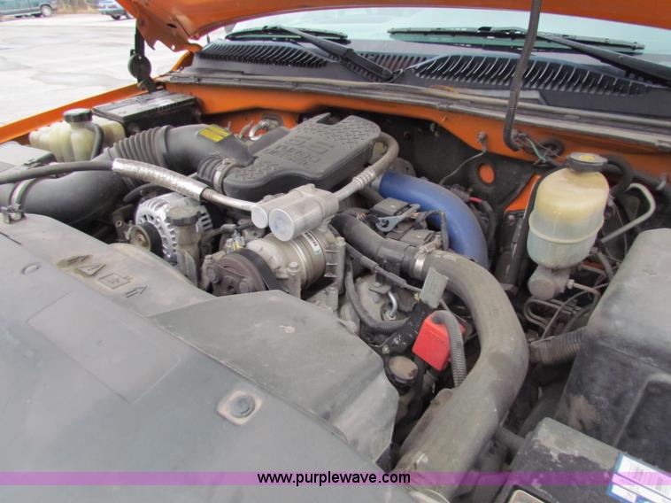 image for item B7109 2002 Chevrolet Silverado C2500HD pickup truck