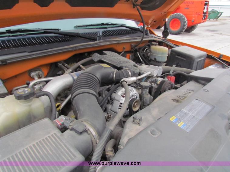 image for item B7109 2002 Chevrolet Silverado C2500HD pickup truck