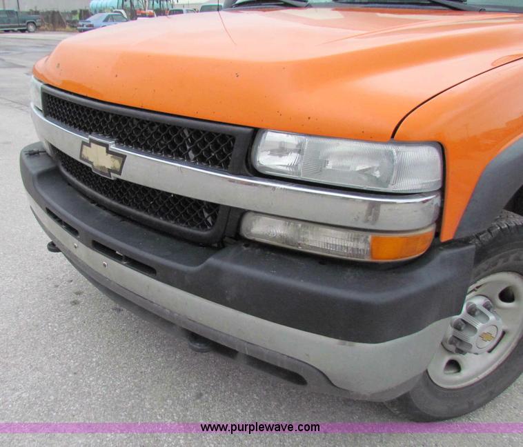 image for item B7109 2002 Chevrolet Silverado C2500HD pickup truck