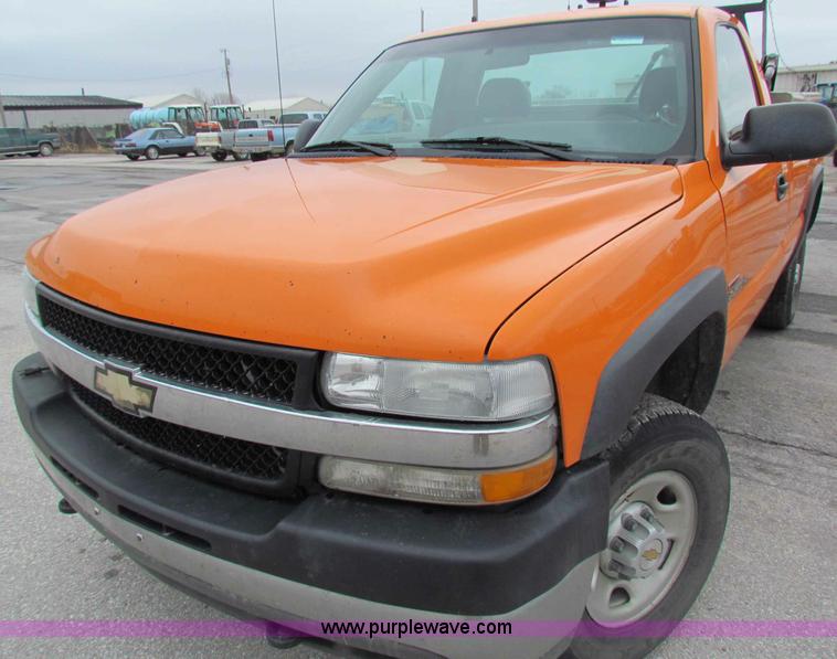 image for item B7109 2002 Chevrolet Silverado C2500HD pickup truck