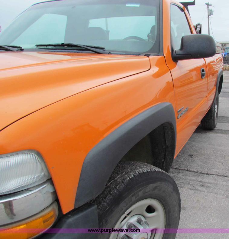 image for item B7109 2002 Chevrolet Silverado C2500HD pickup truck