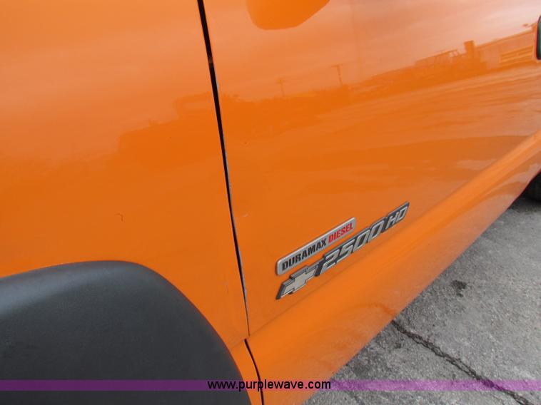 image for item B7109 2002 Chevrolet Silverado C2500HD pickup truck