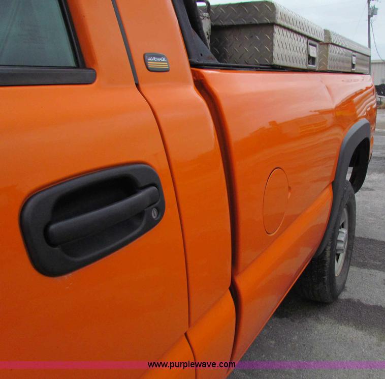 image for item B7109 2002 Chevrolet Silverado C2500HD pickup truck