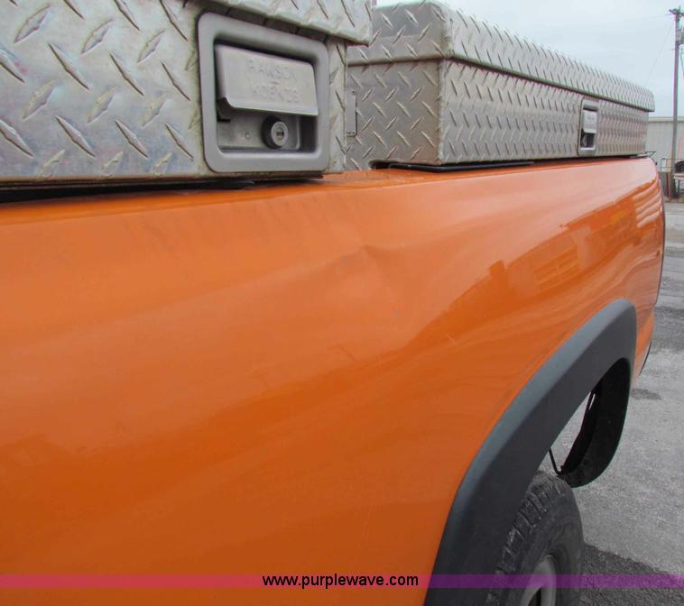 image for item B7109 2002 Chevrolet Silverado C2500HD pickup truck