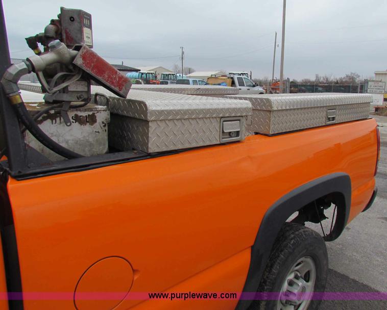 image for item B7109 2002 Chevrolet Silverado C2500HD pickup truck