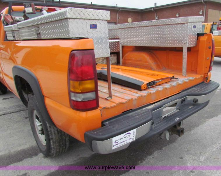 image for item B7109 2002 Chevrolet Silverado C2500HD pickup truck
