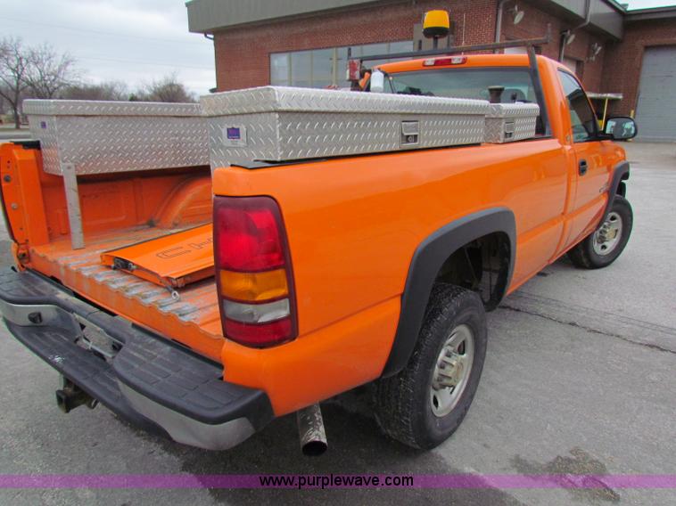 image for item B7109 2002 Chevrolet Silverado C2500HD pickup truck