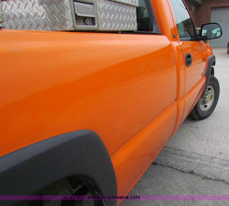 image for item B7109 2002 Chevrolet Silverado C2500HD pickup truck