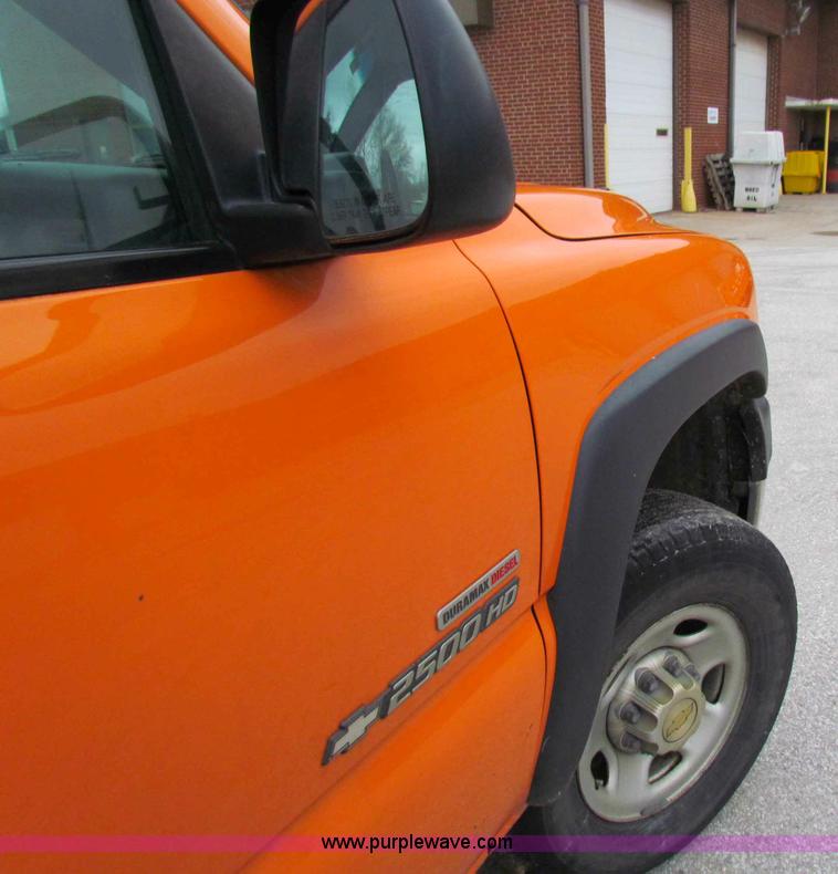 image for item B7109 2002 Chevrolet Silverado C2500HD pickup truck