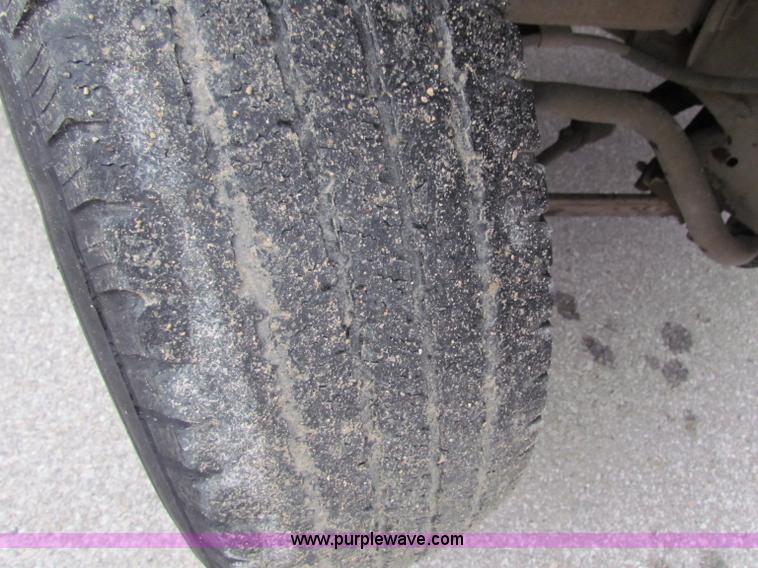 image for item B7109 2002 Chevrolet Silverado C2500HD pickup truck