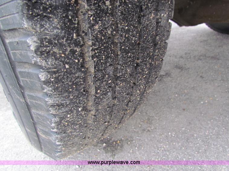 image for item B7109 2002 Chevrolet Silverado C2500HD pickup truck