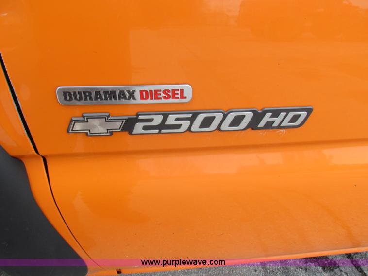 image for item B7109 2002 Chevrolet Silverado C2500HD pickup truck