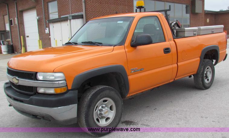 image for item B7109 2002 Chevrolet Silverado C2500HD pickup truck