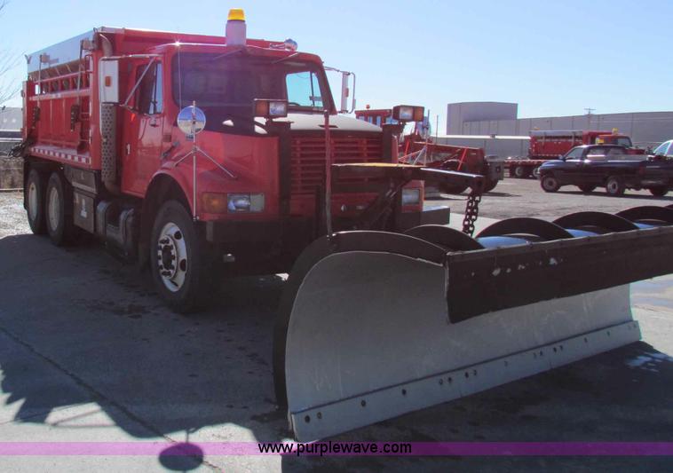image for item B7110 1999 International 4900 dump truck