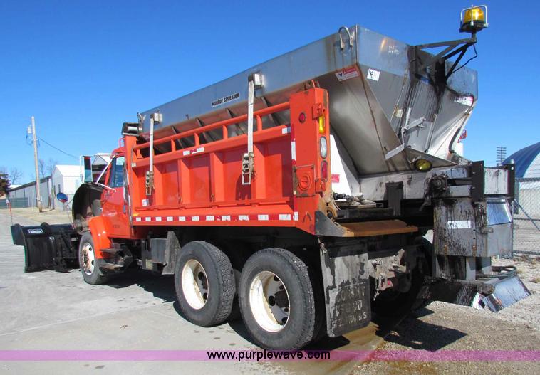 image for item B7110 1999 International 4900 dump truck
