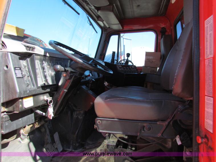 image for item B7110 1999 International 4900 dump truck