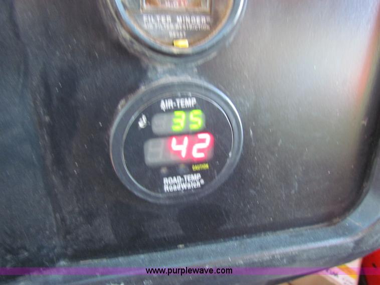 image for item B7110 1999 International 4900 dump truck