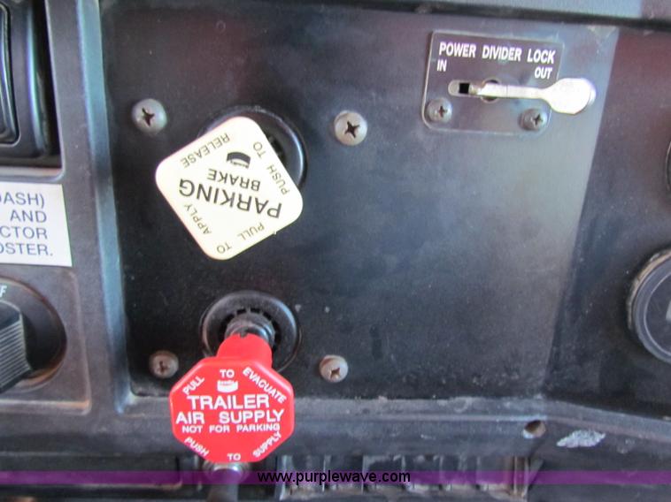 image for item B7110 1999 International 4900 dump truck