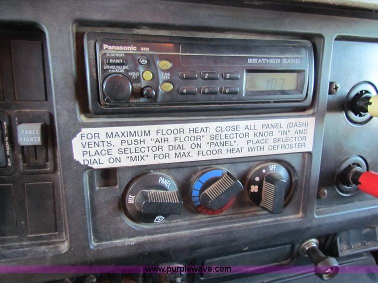 image for item B7110 1999 International 4900 dump truck