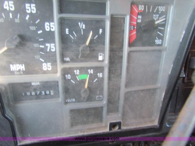 image for item B7110 1999 International 4900 dump truck