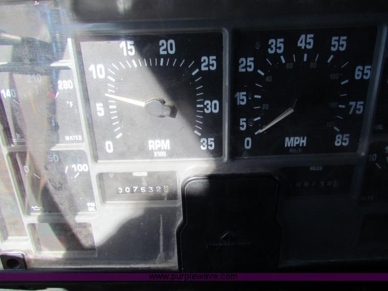 image for item B7110 1999 International 4900 dump truck